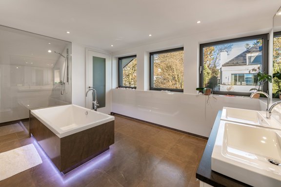 Comfortable main bathroom