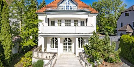 Classically elegant villa at sought-after address