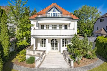 Classically elegant villa at sought-after address