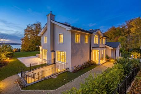 Classic-luxurious villa from 2018 with fantastic lake views in a quiet location