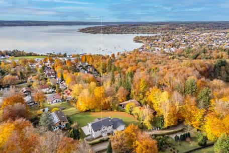 Classic-luxurious villa from 2018 with fantastic lake views in a quiet location