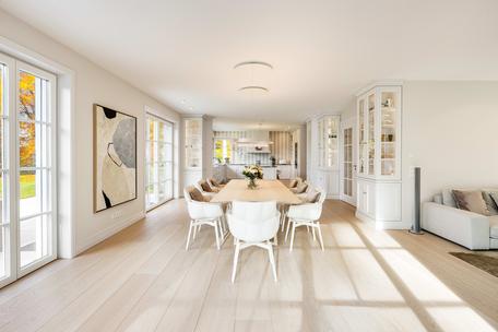 Classic-luxurious villa from 2018 with fantastic lake views in a quiet location