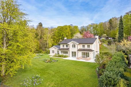 Classic-luxurious villa from 2018 with fantastic lake views in a quiet location