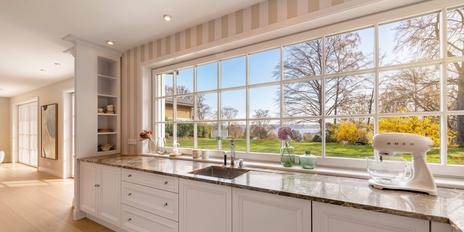 Classic-luxurious villa from 2018 with fantastic lake views in a quiet location