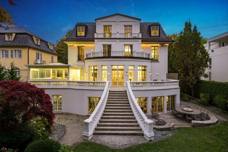 Classic elegance in the noble Herzogpark: villa residence over 725 m² with elevator, spa/gym and underground car park