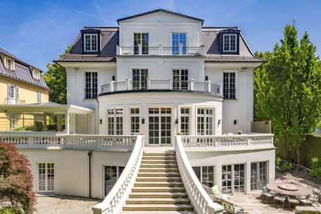 Classic elegance in the noble Herzogpark: villa residence over 725 m² with elevator, spa/gym and underground car park