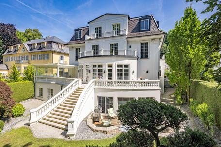 Classic elegance in the noble Herzogpark: villa residence over 725 m² with elevator, spa/gym and underground car park
