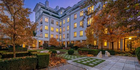 Lenbach Gardens: Exquisite city home over 312 m² with separate 2-room guest apartment