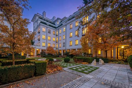 Lenbach Gardens: Exquisite city home over 312 m² with separate 2-room guest apartment