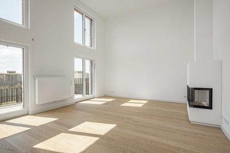 Light-filled 3-room attic apartment with south-facing balcony