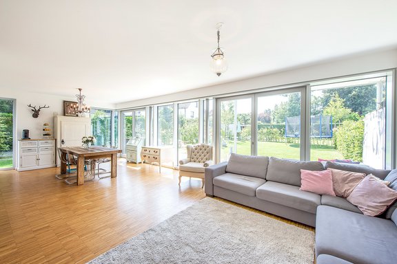 Heller Wohnbereich mit Terrassenzugang