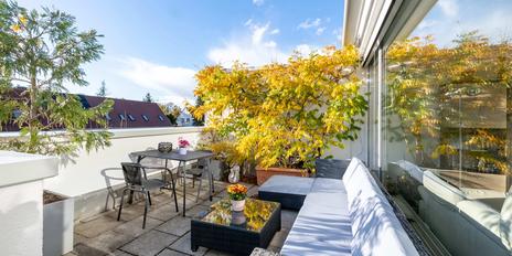 Light-flooded, ideally designed 2.5-room apartment with a wonderful south-west-facing roof terrace