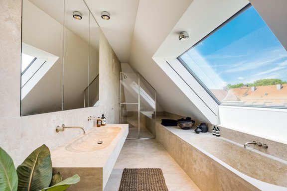 Highly equipped master bathroom