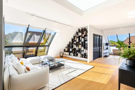 Light-flooded luxury penthouse with secluded roof garden