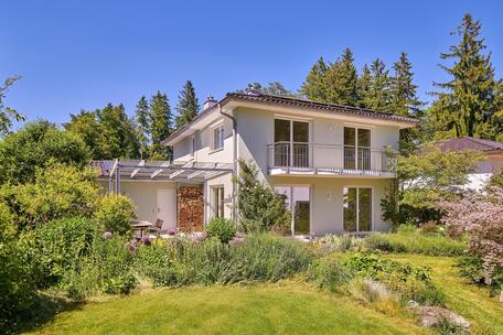 Bright, close to nature, and sustainable: a single-family home overlooking the lake with an enchanting garden