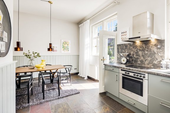 The eat-in kitchen combines country and urban chic