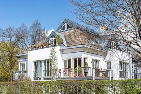 Lichterfüllte 3-Zimmer-Wohnung mit zwei Balkonen in grüner Villenlage nahe Isarhochufer