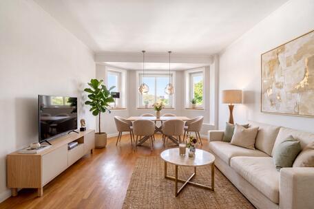 A bright, well-laid-out 3.5-room apartment in an older building with a sunny balcony
