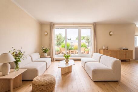 A light-filled, well-designed 4-room penthouse apartment with excellent amenities