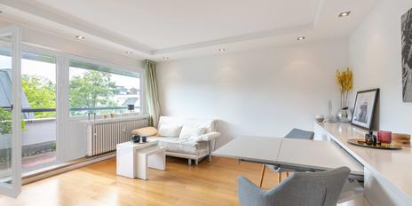 Light-filled 2-room penthouse with large, sunny roof terraces and hobby area