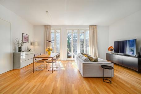 Abundant light meets understated luxury: high-end city residence with designer furnishings and two balcony terraces