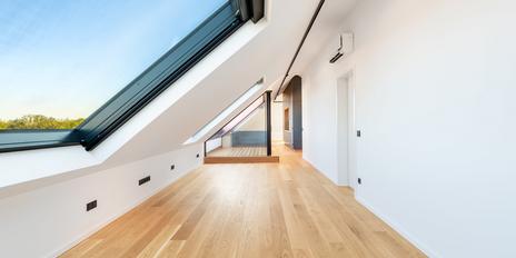 Lots of light meets loft style: top-floor apartment with two loggias for first-time occupancy