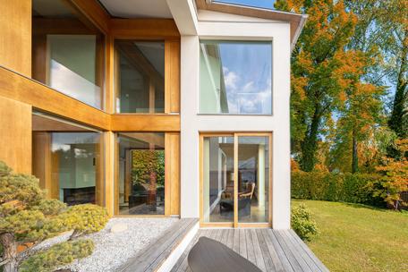 Lots of light and transparency: family oasis with dreamlike garden within walking distance of the lake