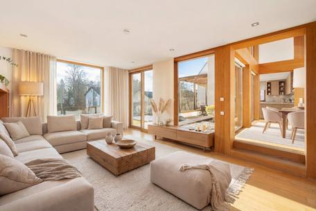 Lots of light and transparency: family oasis with dreamlike garden within walking distance of the lake