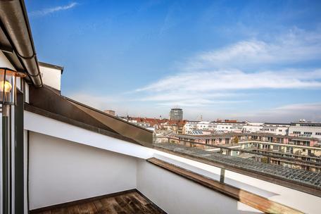 Plenty of light under the roof: charming 2-room apartment with panoramic terrace