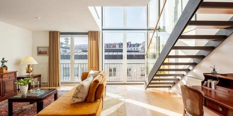 Abundant light above the city skyline: a loft-style duplex with a rooftop terrace
