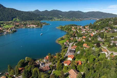 Dream villa on the Leeberg with views over Tegernsee and the mountains and optional purchase of an alpine pasture