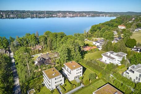 A prime location with lake views: Exclusive 3-bedroom penthouse with a fireplace, elevator landing, spa, and hobby areas