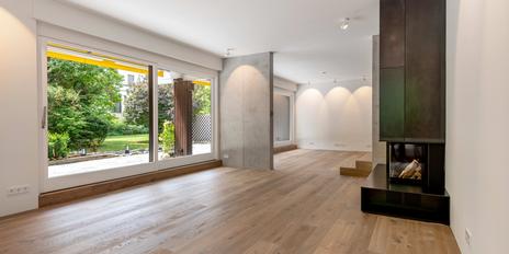 Luxuriously renovated 3-room terrace apartment with fireplace by the Schwabing stream