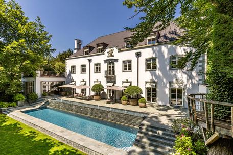 Luxuriously renovated villa jewel from 1928 with pool, cinema and hammam