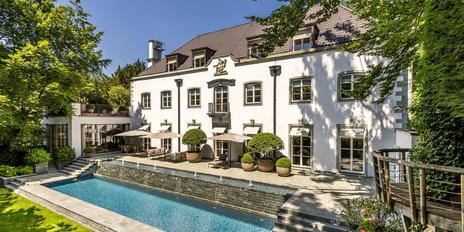 Luxuriously renovated villa jewel from 1928 with pool, cinema and hammam