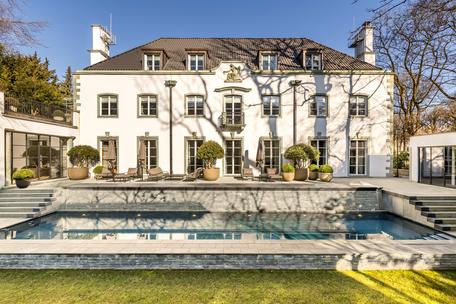 Luxuriously renovated villa jewel from 1928 with pool, cinema and hammam