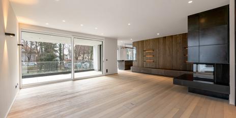 Luxurious 4-bedroom apartment with a sunny balcony terrace in an idyllic prime location, ideal as a second home