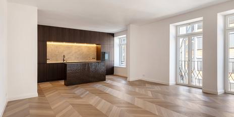 Luxurious 4-bedroom apartment with a south-facing balcony, ready for move-in following renovation