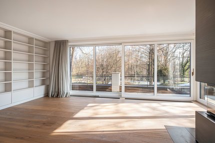 Living area with fixtures