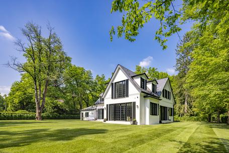 Luxury meets privacy: first-time occupancy high-end villa property with elevator, home cinema, spa and wine cellar