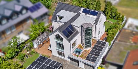 Maximum flexibility across over 430 square meters: a high-end villa featuring an elevator, an office, a home theater, and a spa oasis