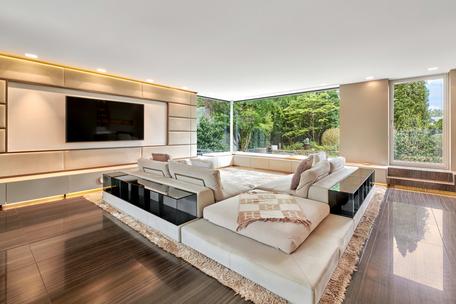 Maximum flexibility on over 430 m²: Luxurious villa with elevator, home cinema and spa oasis