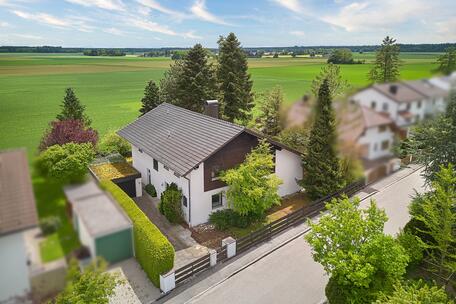 Unobstructed views of the countryside: A single-family home with a granny flat and a garden