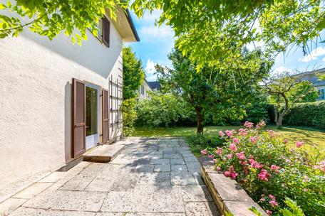 Charming coffee grinder house from 1929 on a sunny south-facing plot