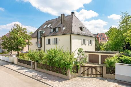 With great potential in a highly sought-after prime location in Gern: Spacious semi-detached home built in 1935
