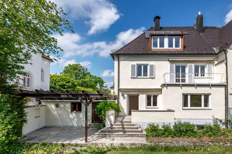 Prime Location in Gerner: Spacious semi-detached home built in 1935 with plenty of potential