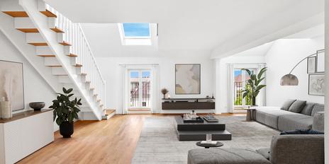 Right in the middle & high up: 4.5-room maisonette apartment with roof terrace