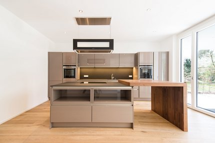 Offene Küche mit Kochblock und Bartresen