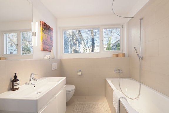 Comfortable bathroom with bathtub