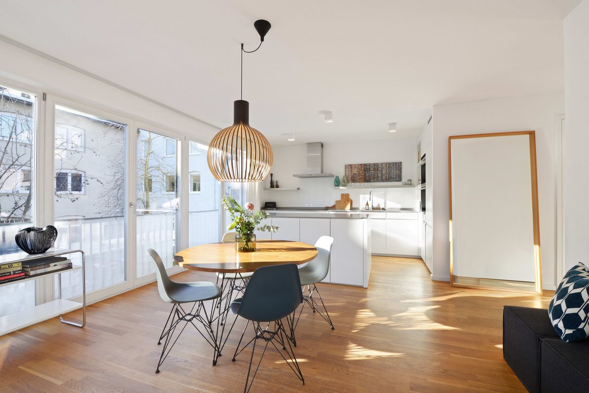 Elegant eat-in kitchen